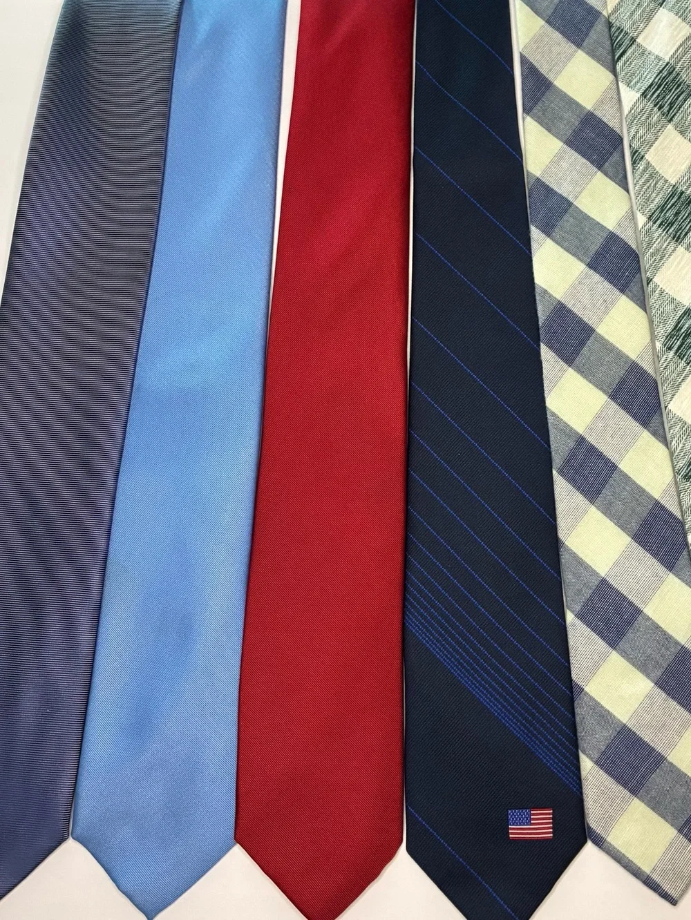 Lot of 26 Mens Designer Neckties in Very Excelant Condition. Polyester NO Junk